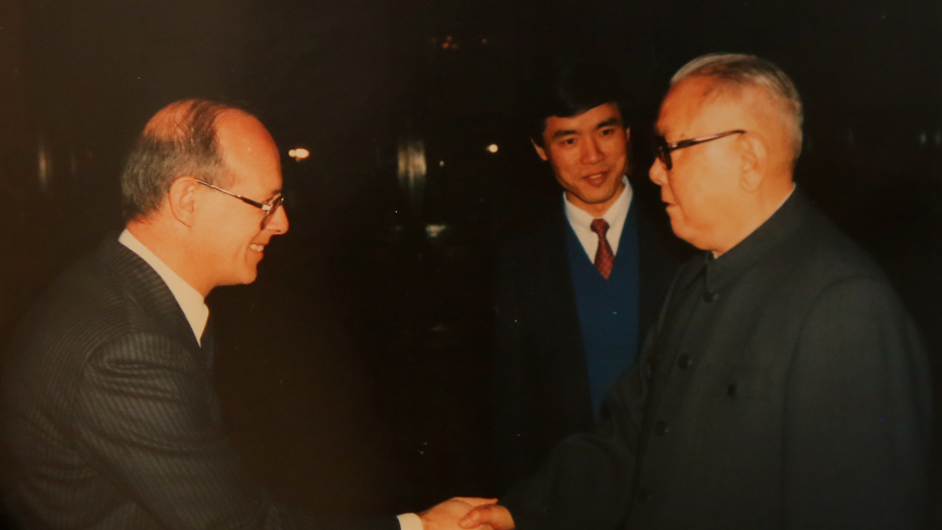 Eugenio Bregolat presenting his credentials to former Chinese president Li Xiannian in 1987. /Bregolat