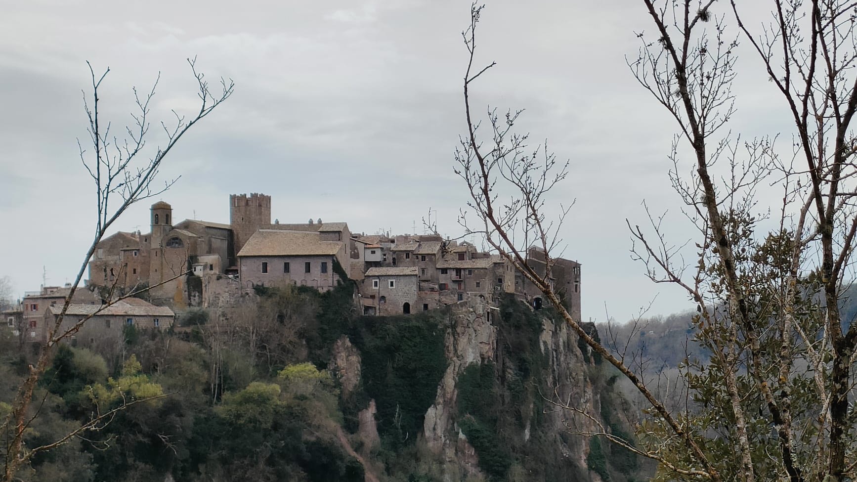Calcata is a historic town perched on a cliff about an hour's drive from Rome. /CGTN