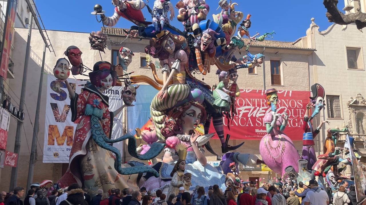 En la fiesta de 'Las Fallas' de Valencia, las estatuas de papel maché que representaban a personajes públicos encandilaron a miles de espectadores.  /CGTN Europa