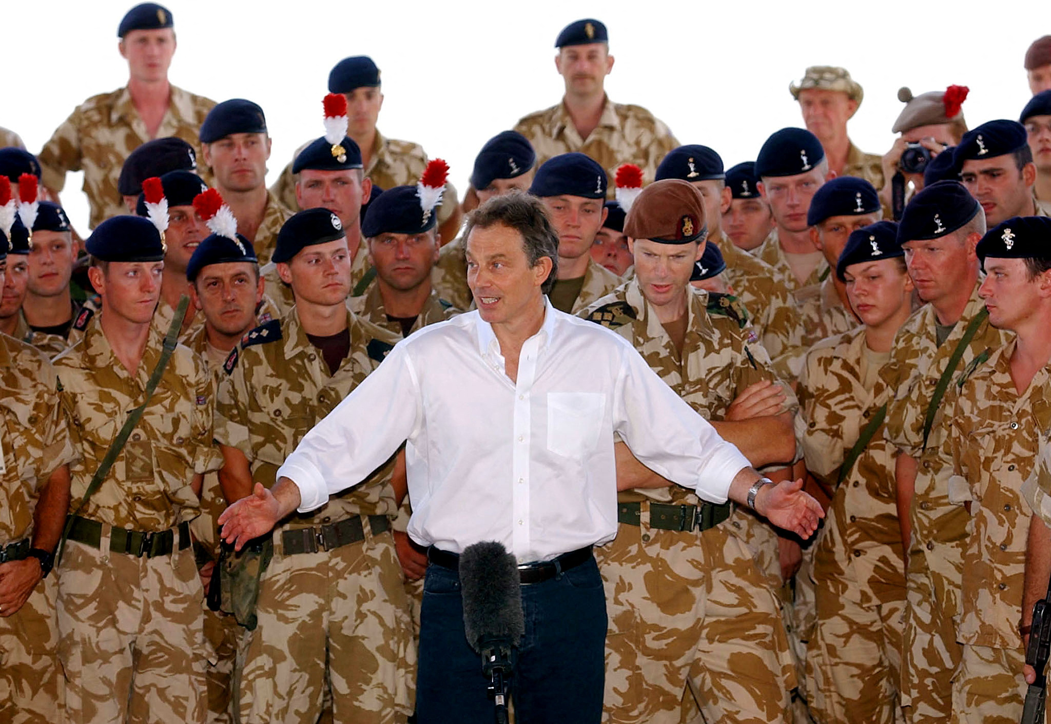 2003 年，时任英国首相托尼·布莱尔在伊拉克南部巴士拉向英军发表讲话。/路透社
