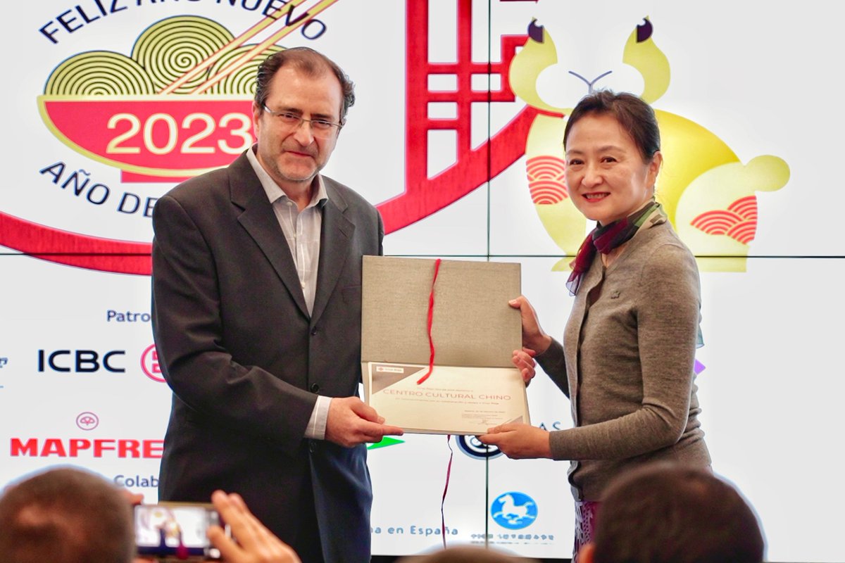 Yang Changqing, director del Centro Cultural Chino de Madrid, entrega el cheque de donación a José Miguel Lara de Cruz Roja Española.  /Chinaculture.org