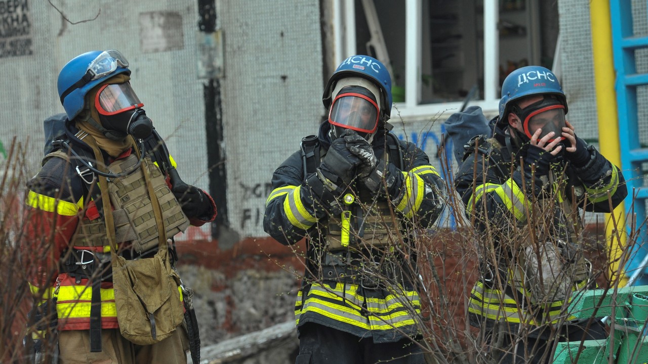 Rescuers work at a site of a residential building damaged by a Russian missile strike on Zaporizhzhia. /Stringer/Reuters