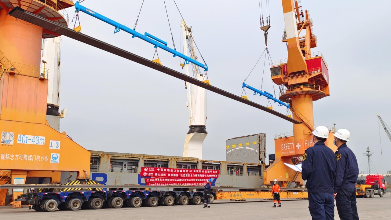 The first batch of 6,500 tonnes of Chinese-made 50-meter steel rails departs China's Tianjin Port for Serbia. /China Media Group
