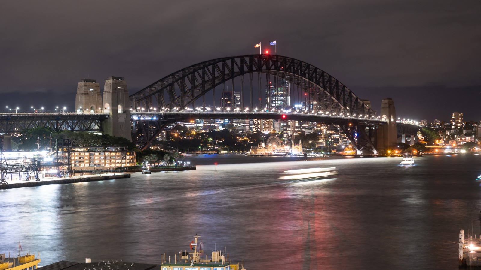 悉尼海港大桥在悉尼“地球一小时”环保活动期间熄灯。  /法新社/温德尔特奥多罗。
