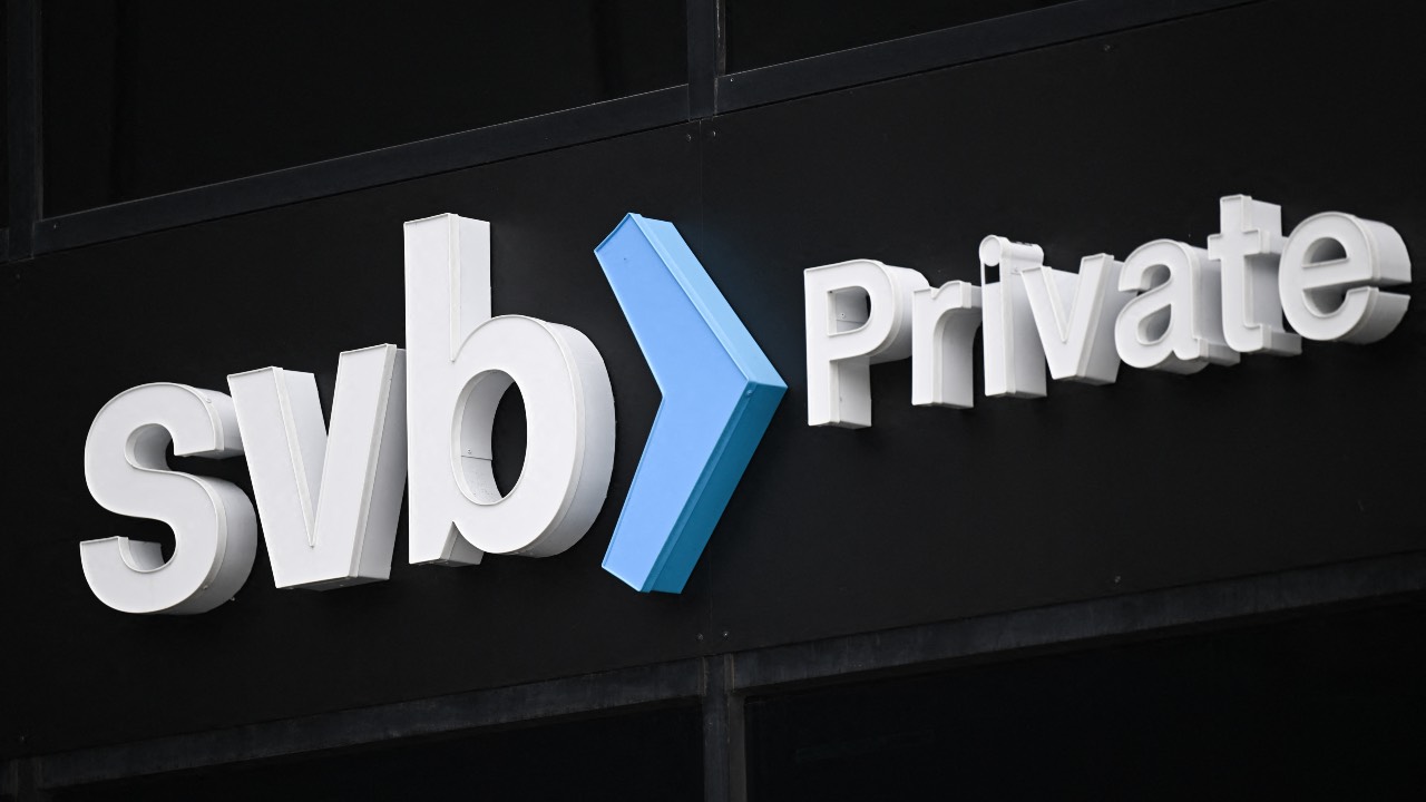 The SVB Private logo is displayed outside of a Silicon Valley Bank branch in Santa Monica, California. /Patrick T. Fallon/AFP