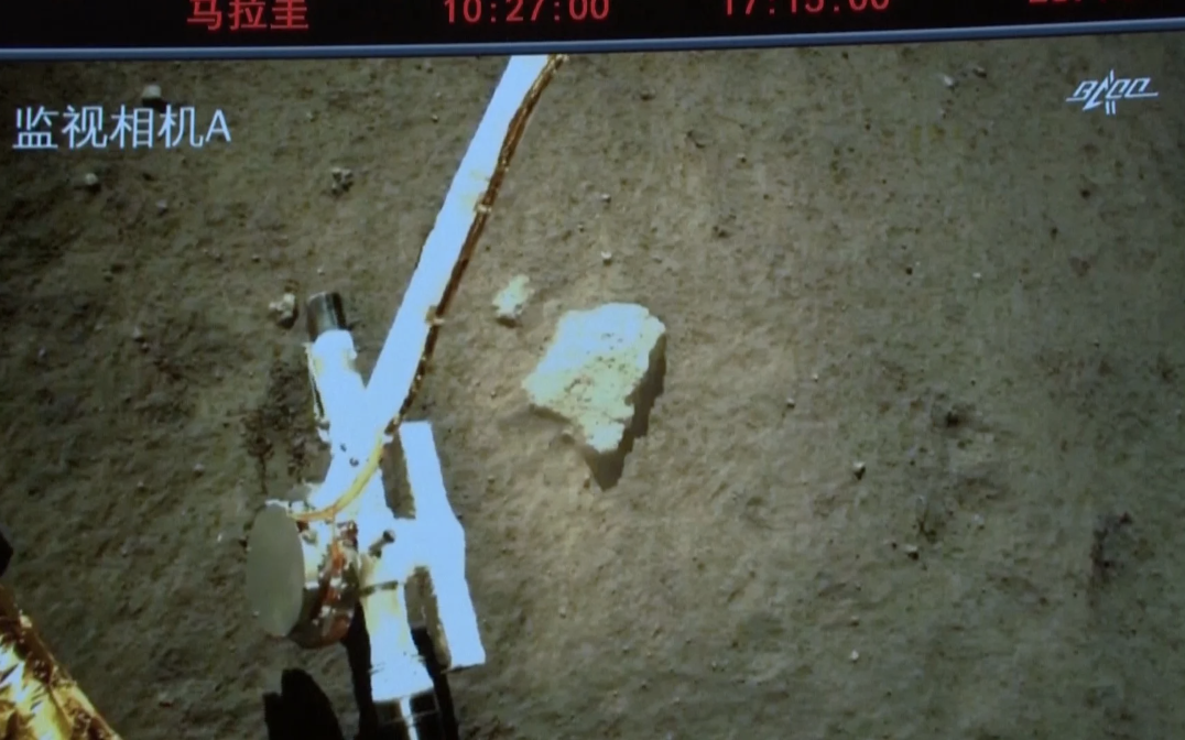 Chang'e-5 scraped the lunar surface for soil and rocks. /CCTV