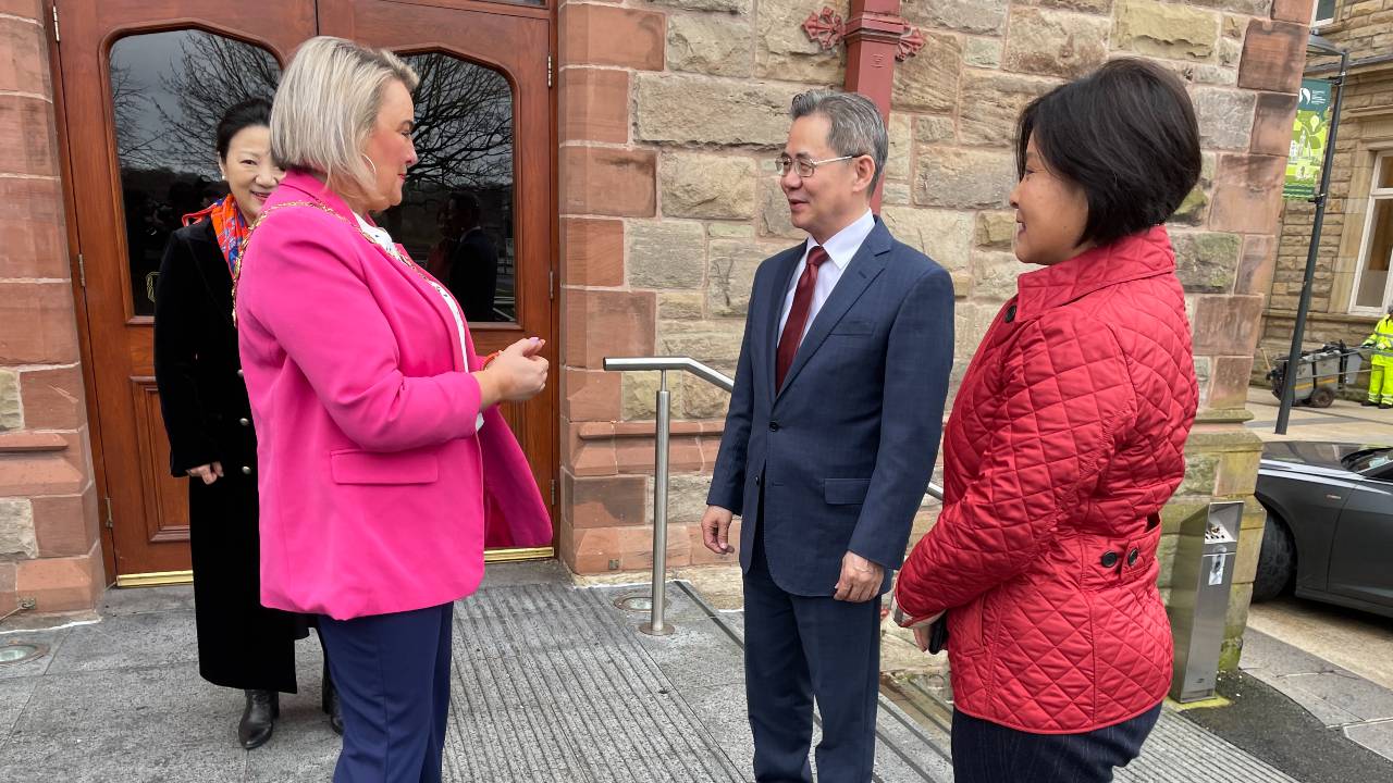 Ambassador Zheng Zeguang is greeted by Mayor of Derry City and Strabane District Council Cllr Sandra Duffy. /CGTN