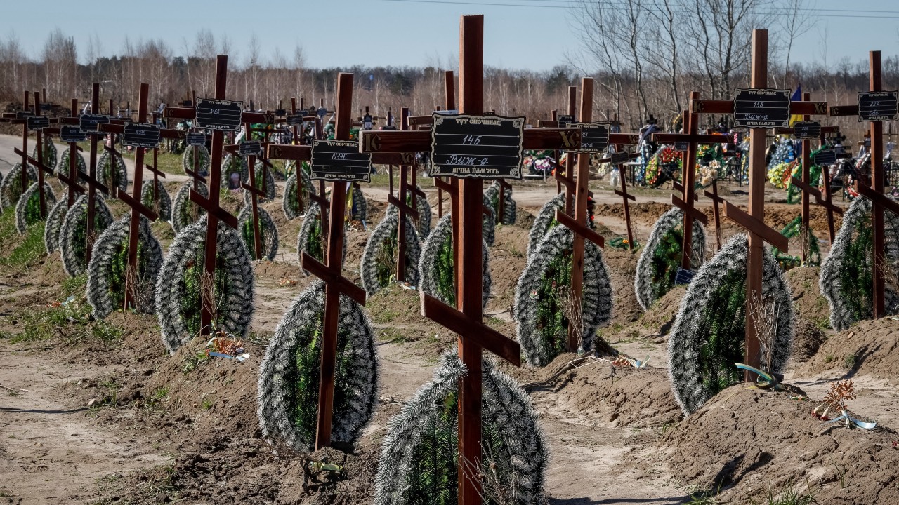 Graves of unidentified victims in Bucha. /Gleb Garanich/Reuters