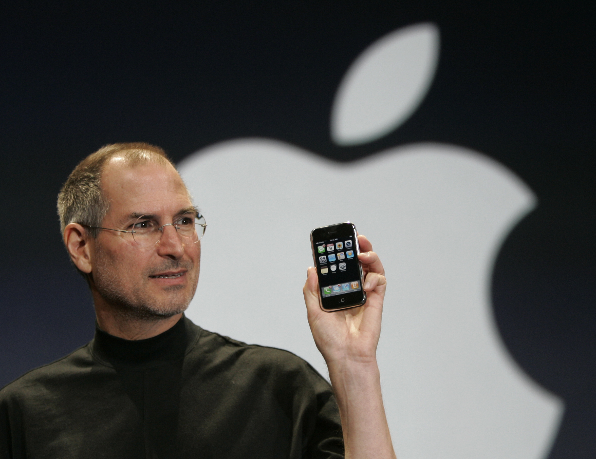 Steve Jobs presents the gamechanging Apple iPhone. /Paul Sakuma/AP