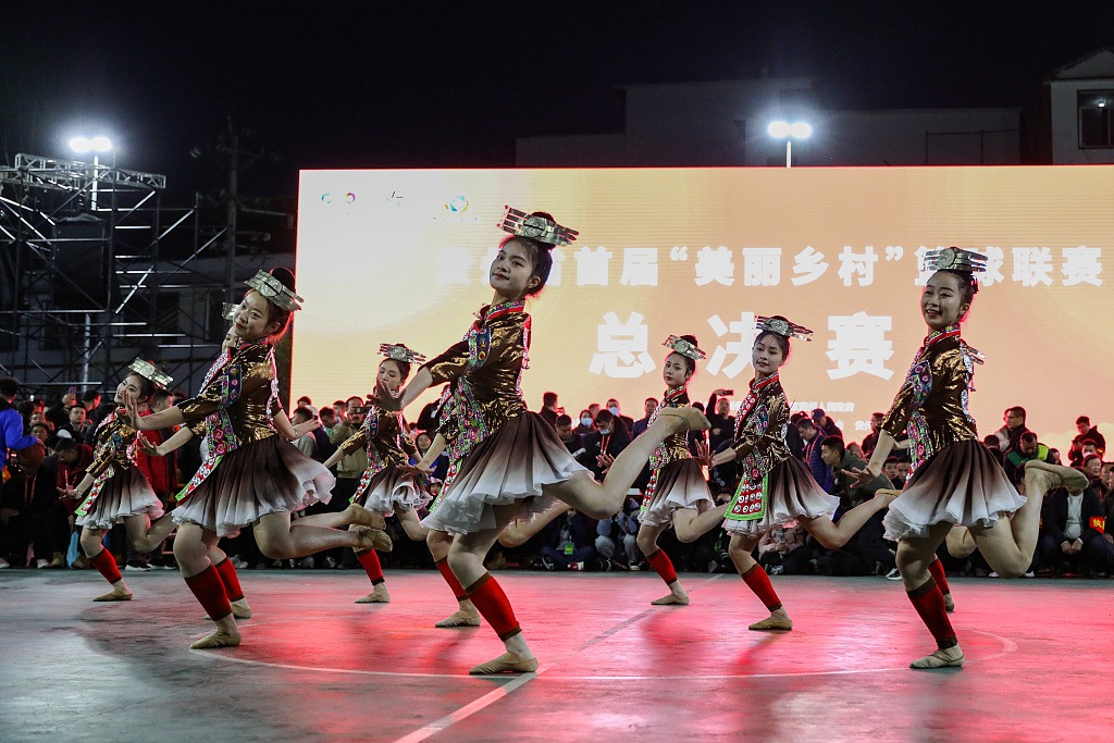 Performances by ethnic group dancers during the game. /CFP Photo