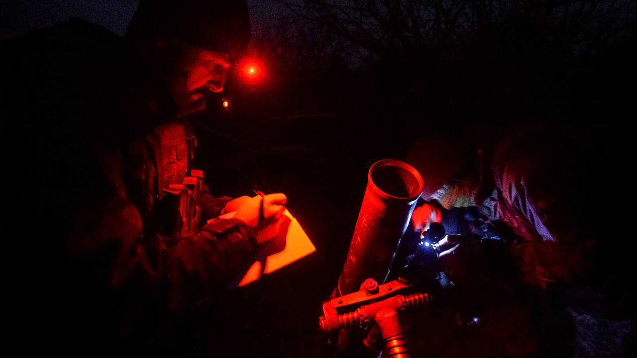 Ukrainian servicemen prepare to fire a mortar near the city of Bakhmut, where Russian troops are closing in. /Oleksandr Klymenko/Reuters