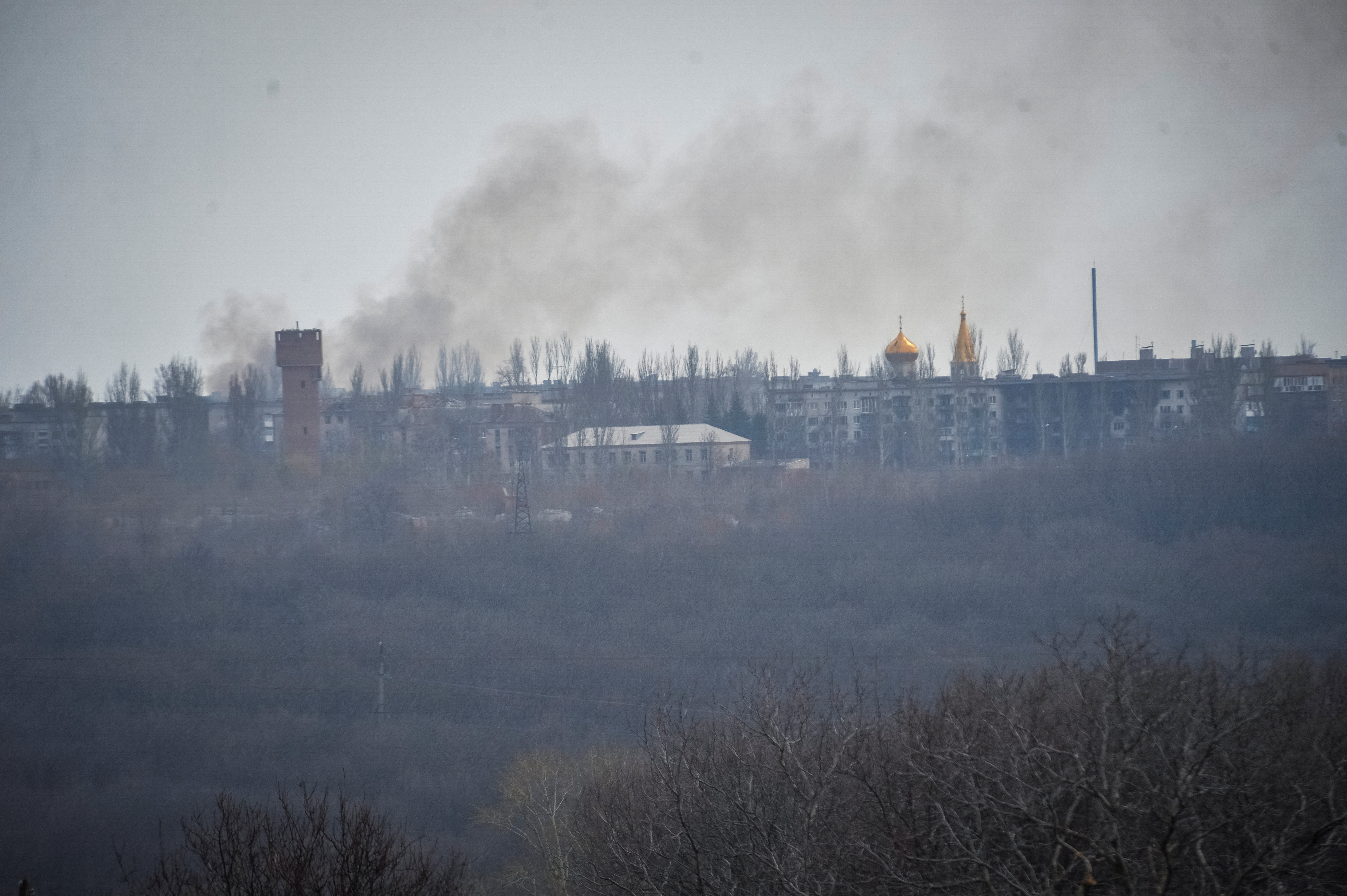 Smoke billows during shelling outside the frontline city of Chasiv Yar, Donetsk./ Oleksandr Klymenko/Reuters