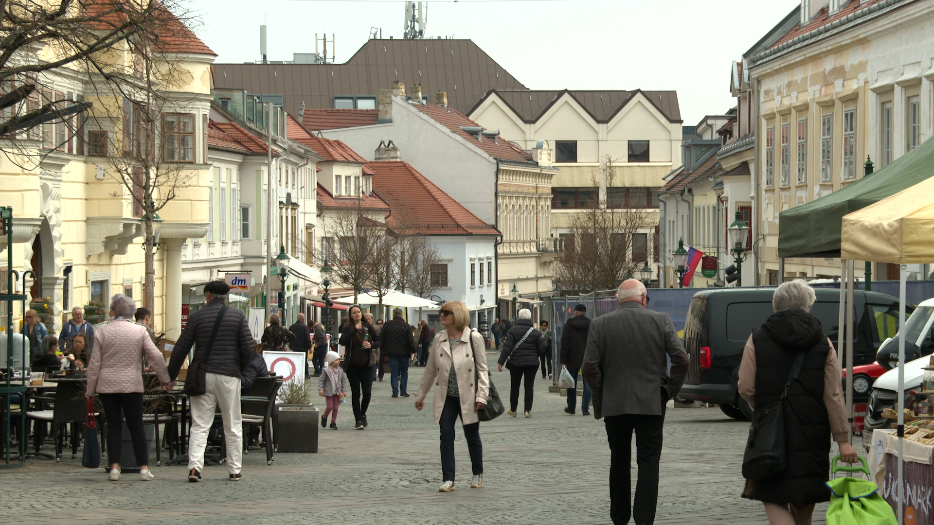 Now the small town close to Hungary's border is bustling especially during market days. /MediaWorks/CGTN