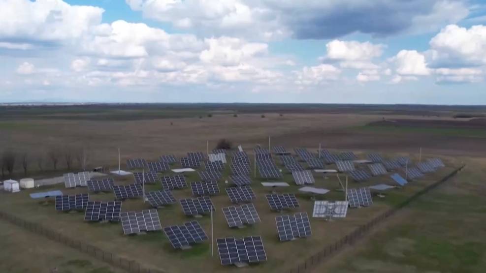 Újszilvás built what was Hungary's largest solar farm. /CGTN