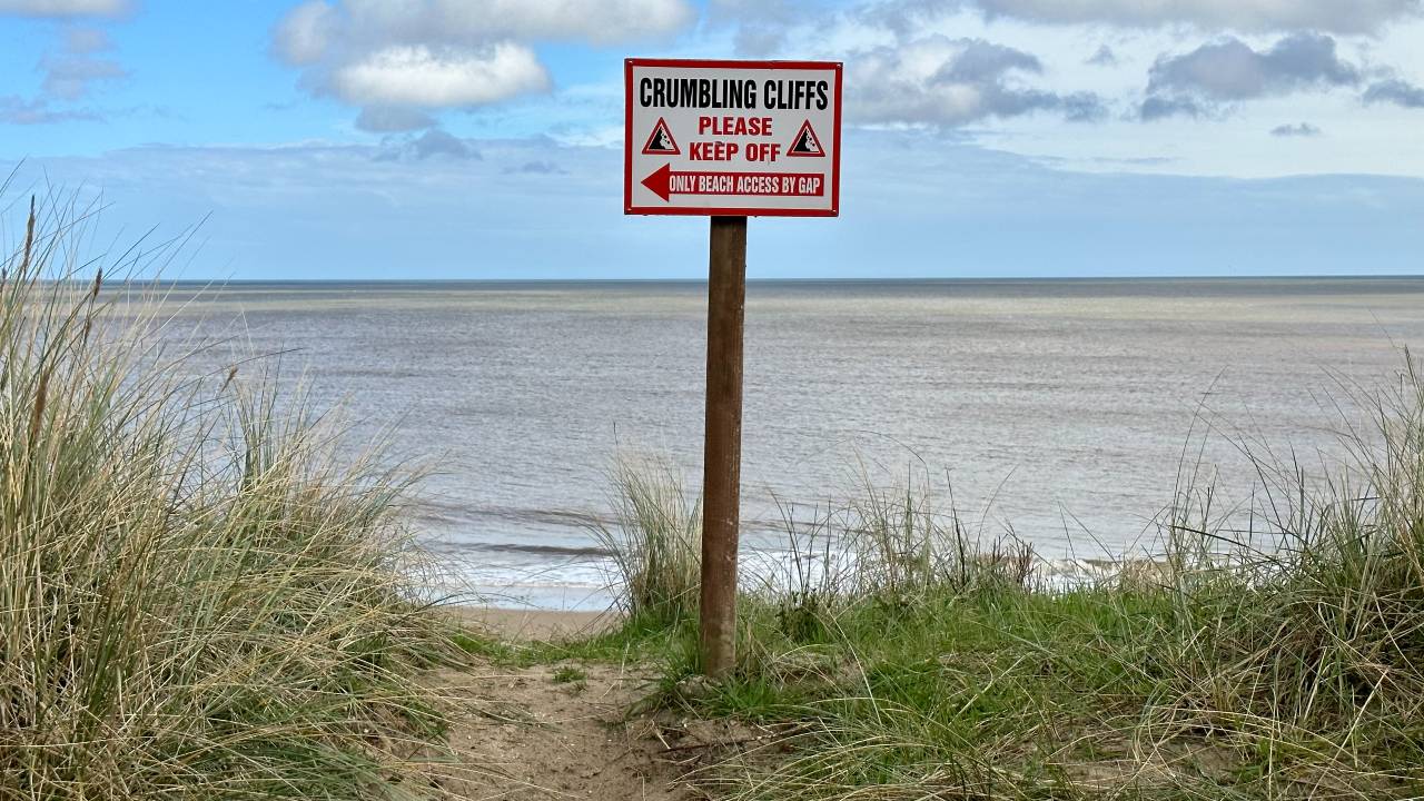 GALLERY: Life of Hemsby residents is quite literally on a cliff edge. /Kitty Logan/CGTN