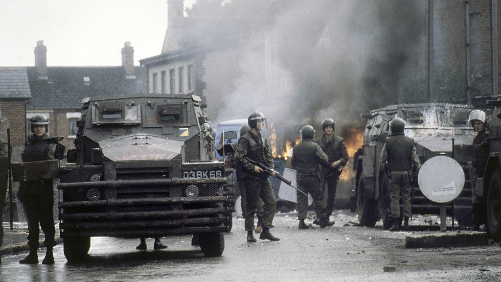 British troops surround a Belfast police station in 1979./ CFP