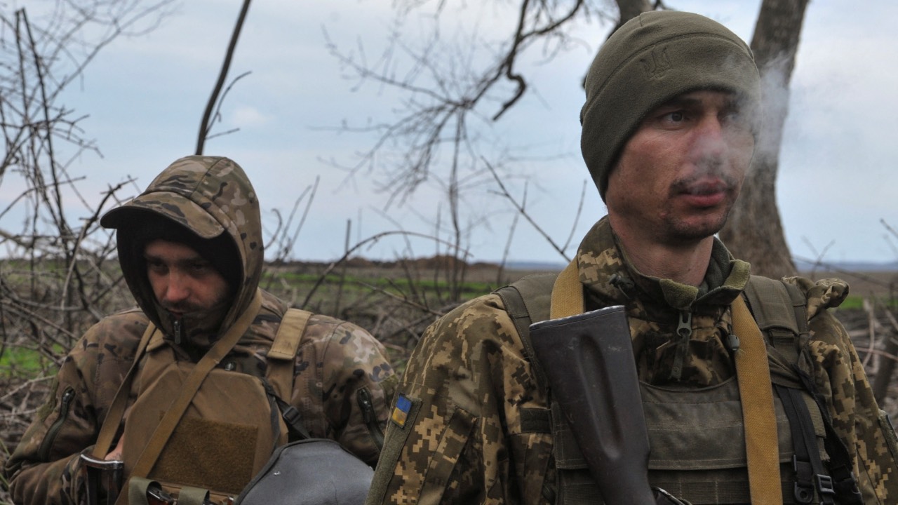Ukrainian soldiers in the frontline town of Bakhmut in Donetsk region. /Oleksandr Klymenko/Reuters