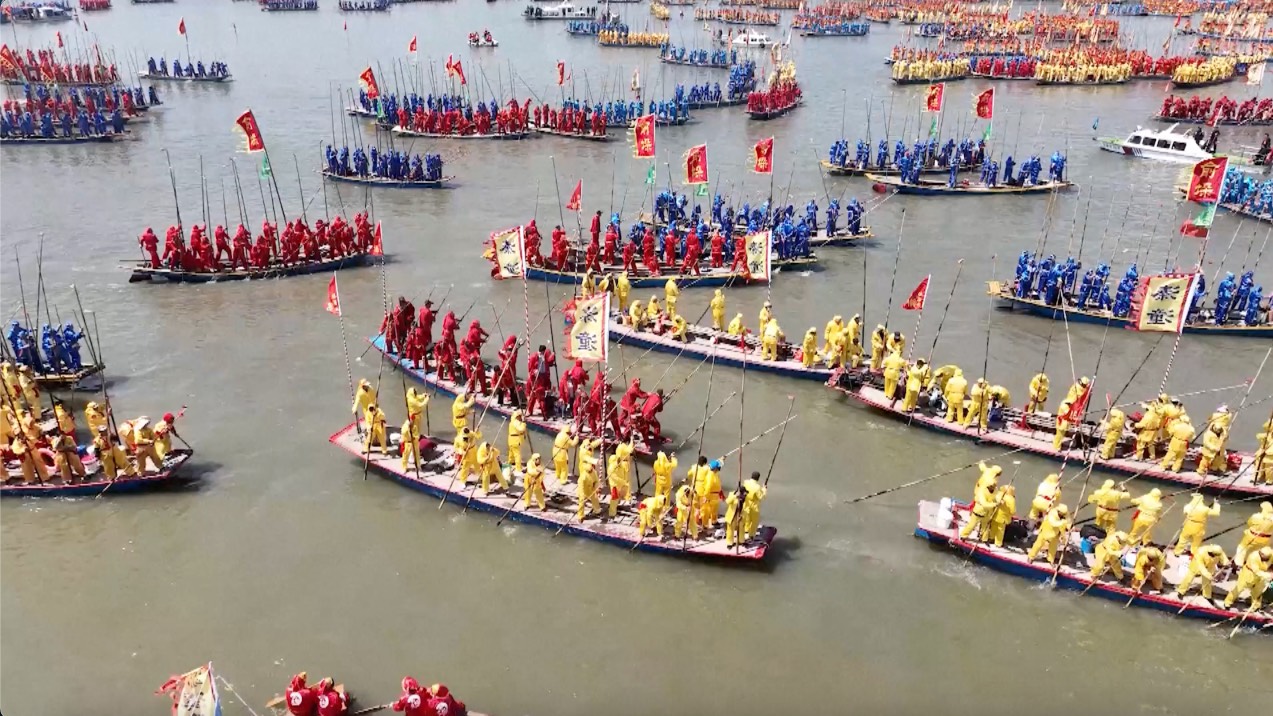 The boat festival has attracted over 500 decorative boats with over 10,000 team members participating in the event. /CCTV