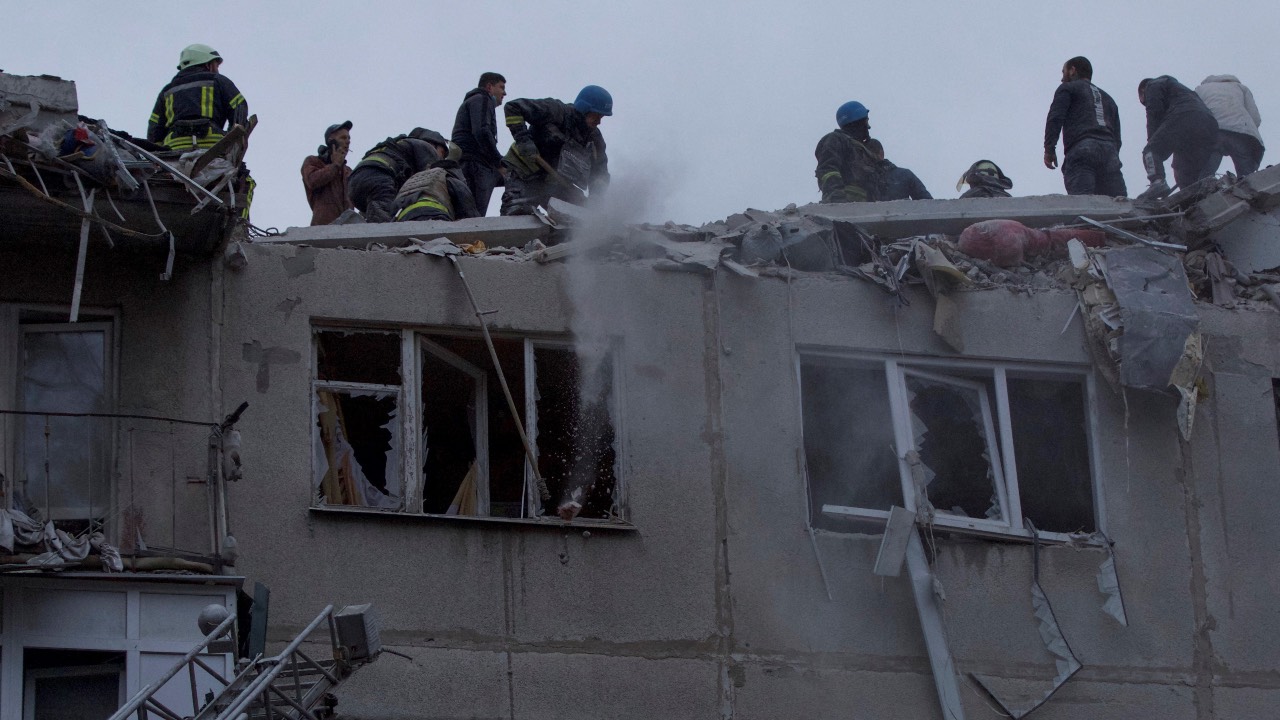 Emergency workers and volunteers work at the site of an apartment building damaged by a Russian military strike in Sloviansk, Donetsk region. /Anna Kudriavtseva /Reuters