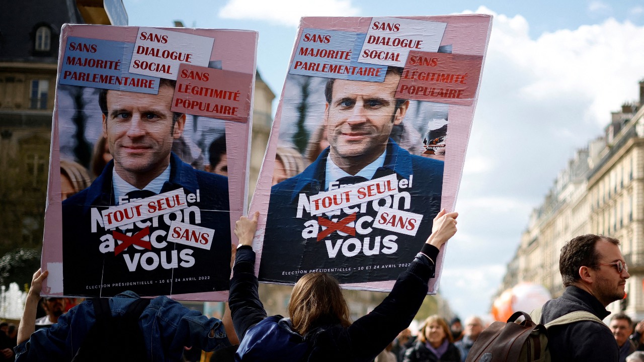 Des manifestants tiennent des banderoles représentant le président français Emmanuel Macron lors d'une manifestation dans le cadre de la 12e journée de grèves nationales et de protestations contre la réforme des retraites du gouvernement français, à Paris.  /Sarah Meyssonnier/Photo d'archives/Reuters