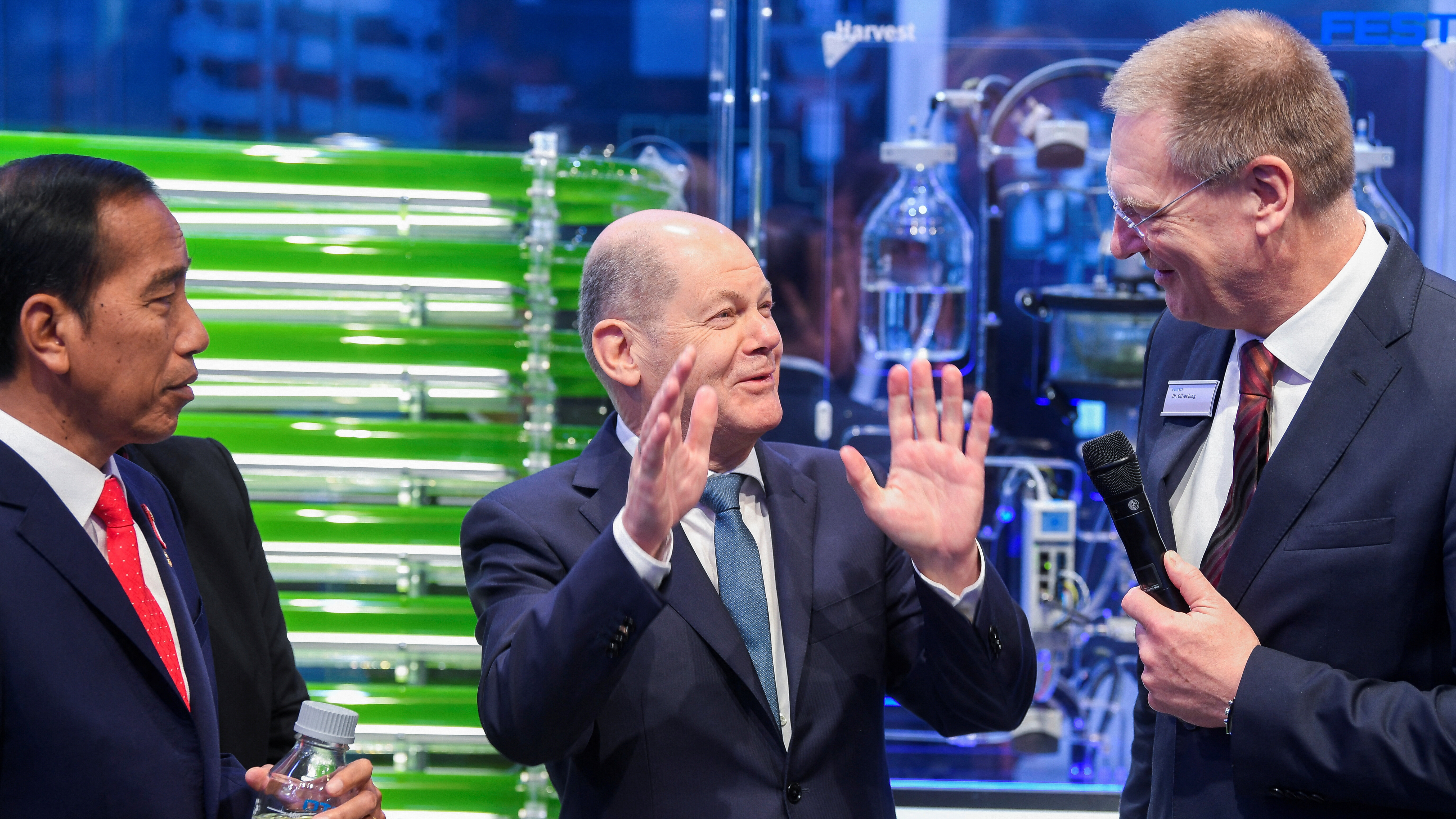 German Chancellor Olaf Scholz in Hannover where 300 companies from 25 countries are showing how hydrogen can power Germany's economy./ Fabian Bimmer/Reuters