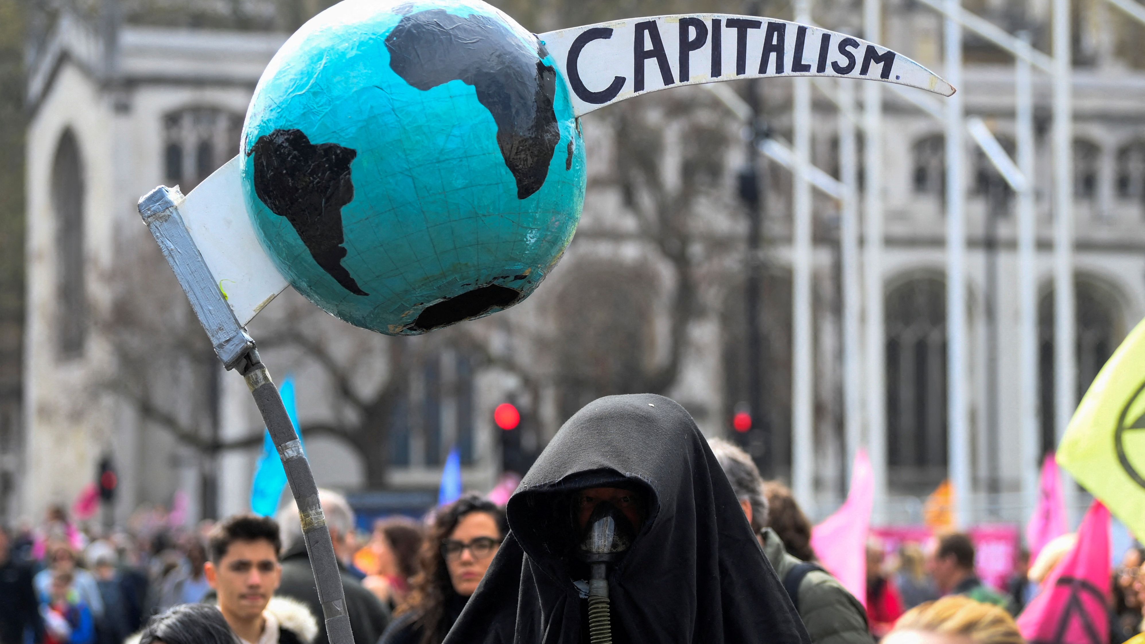 Extinction Rebellion protester in London at the weekend./ Toby Melville/Reuters 