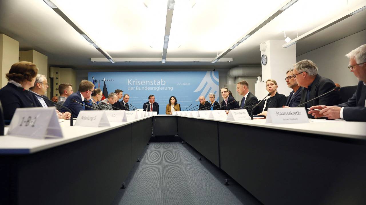 Germany's Foreign Minister, Annalena Baerbock, and Defense Minister Boris Pistorius attend a crisis team meeting in Berlin on Sunda. /Pool via Reuters