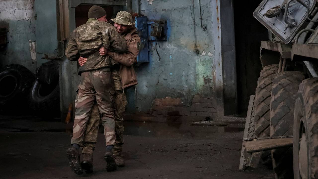 Ukrainian servicemen embrace each other in Donetsk region. /Sofiia Gatilova/Reuters