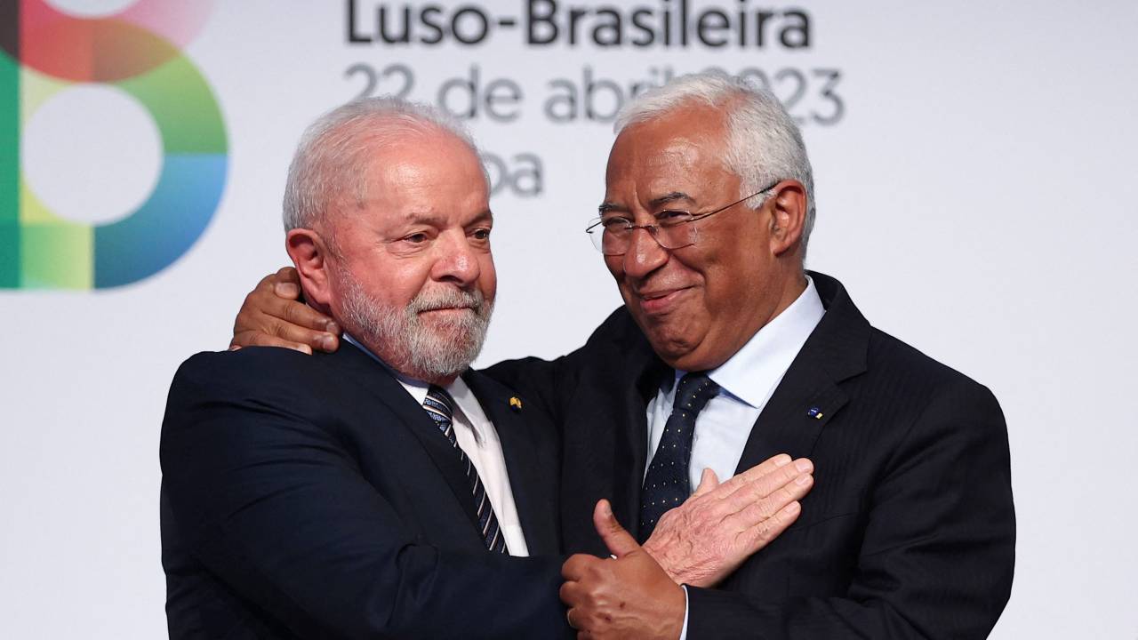 Der brasilianische Präsident Luiz Inacio Lula da Silva und der portugiesische Premierminister Antonio Costa umarmen sich während einer Pressekonferenz in Lissabon.  /Rodrigo Antunes/Reuters