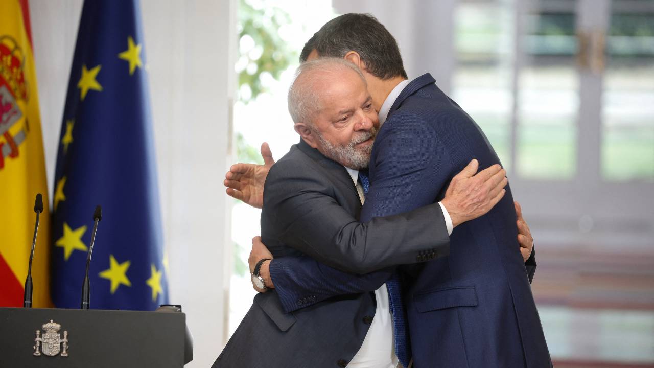Sánchez y Lula se abrazan en una conferencia de prensa conjunta en el Palacio de la Moncloa en Madrid, España.  /Juan Medina/Reuters