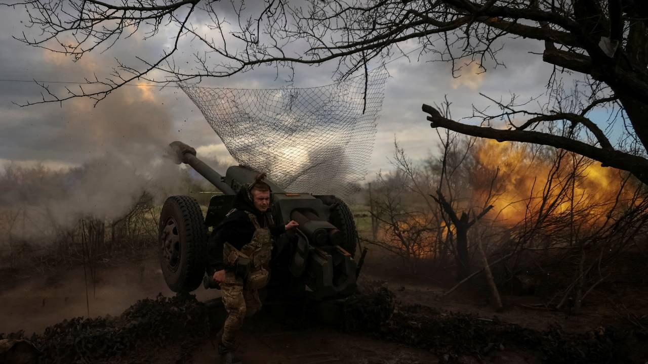 Ukrainian troops fire a howitzer at the front line near the city of Bakhmut. /Sofiia Gatilova/Reuters