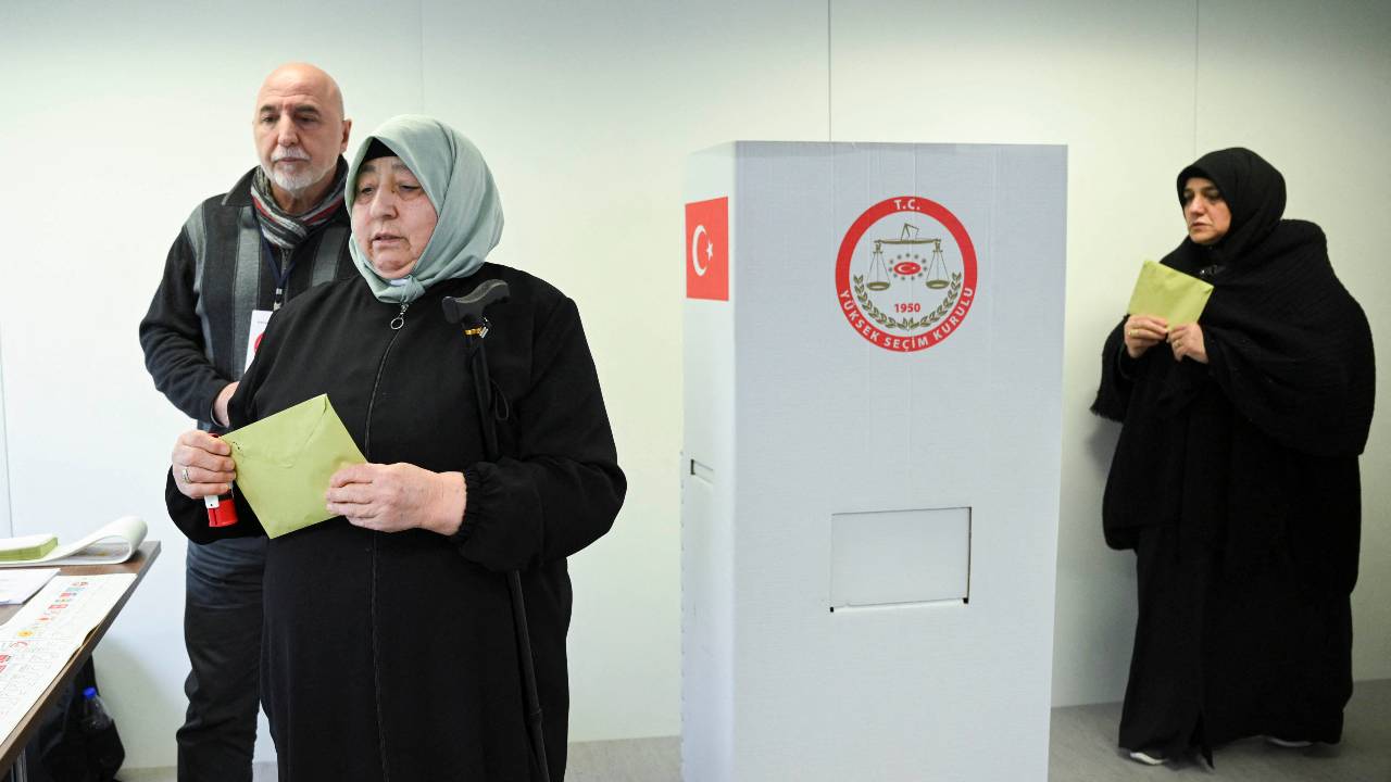 A woman, who is a Turkish citizen living in Germany, casts her ballot for May 14 parliamentary and presidential election in Berlin. /Annegret Hilse/Reuters