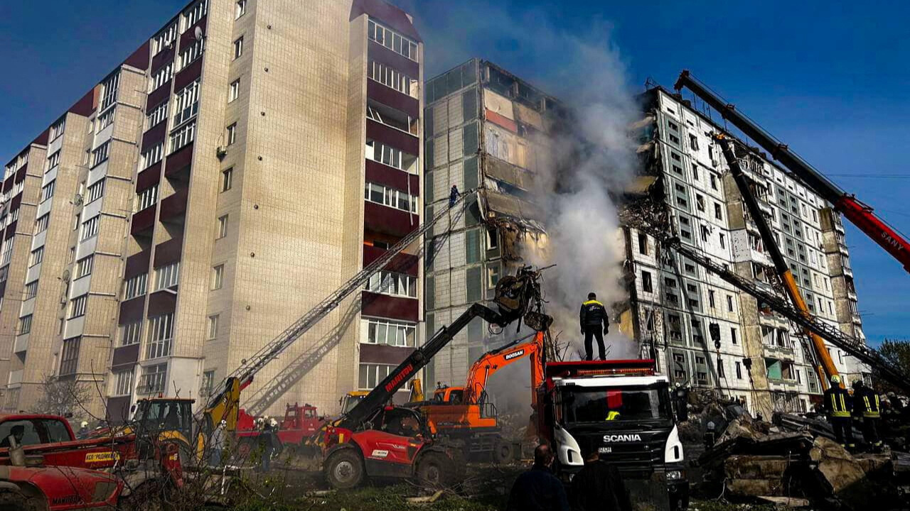 Rescuers work at the site of a residential building heavily damaged by a Russian missile in the town of Uman, Cherkasy region. /Press service of the State Emergency Service of Ukraine/