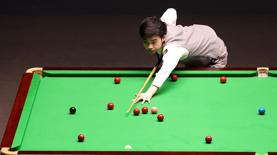 China's Si Jiahui in action during his semi-final against Belgium's Luca Brecel. /George Wood/Getty Images