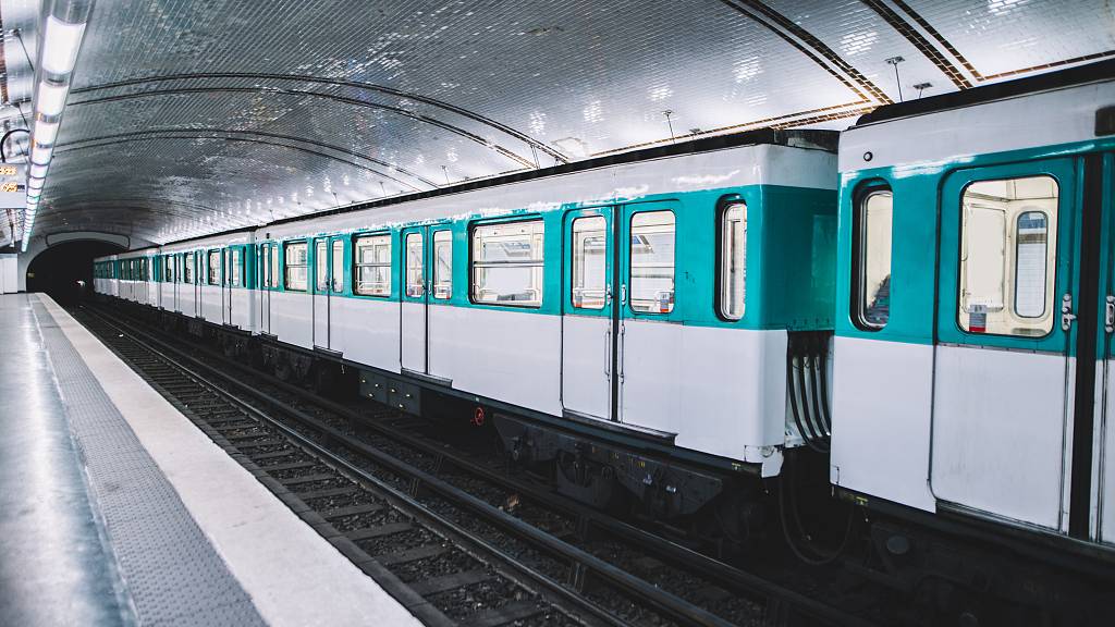 The victim's coat was caught in a train door and she was unable to extricate herself as the train moved off from the platform. /MarioGuti/Getty Creative/CFP