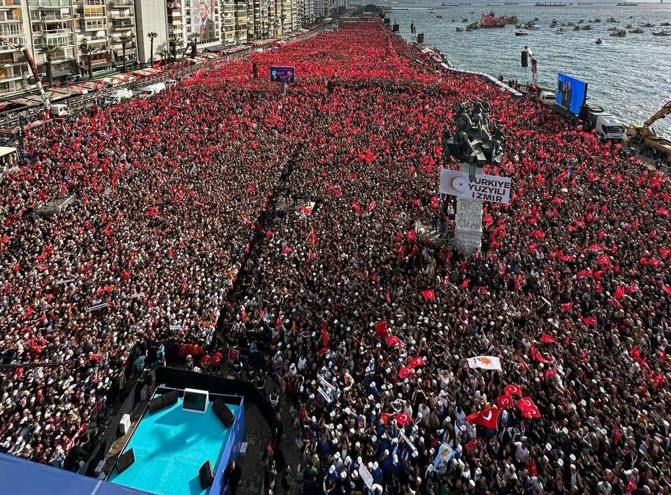 Erdogan still manages to garner large numbers of supporters along the campaign trail. /Presidential Press Office/Reuters