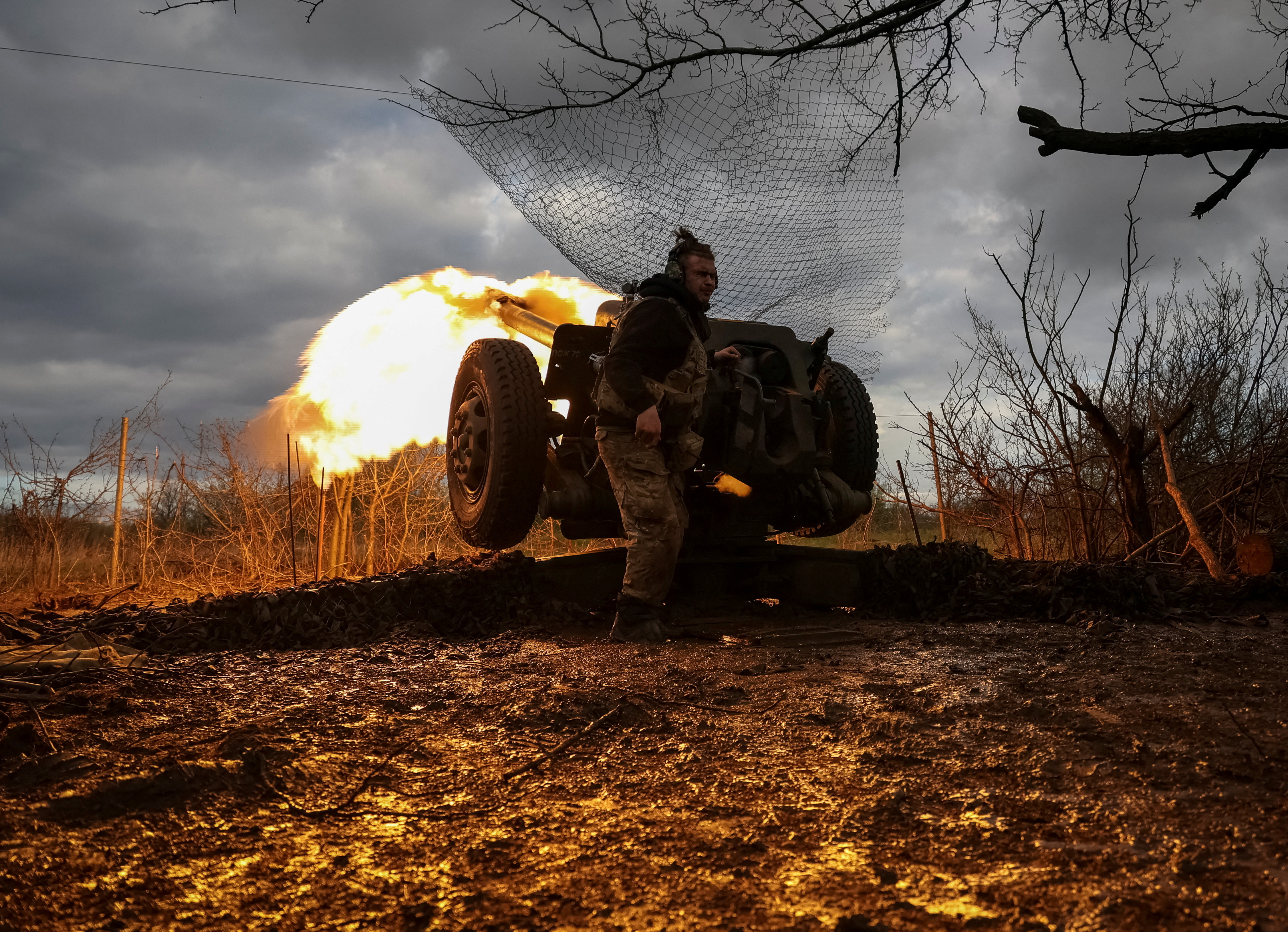 Ukrainian soldiers fire a howitzer D30 at a front line near Bakhmut. /Sofiia Gatilova/Reuters