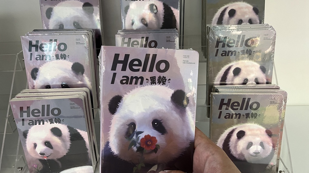 Panda postcards in Chengdu. /CFP