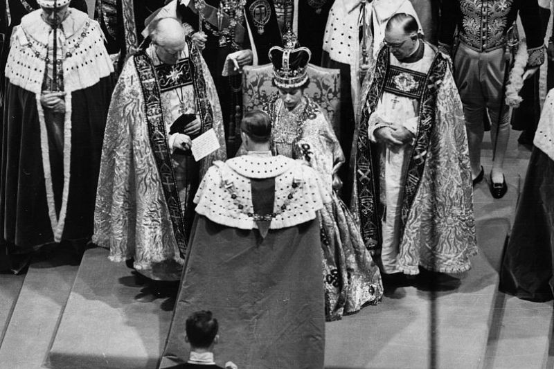 At Elizabeth's 1953 coronation, Prince Philip knelt in homage before his queen. /Central Press/Getty Images/CFP