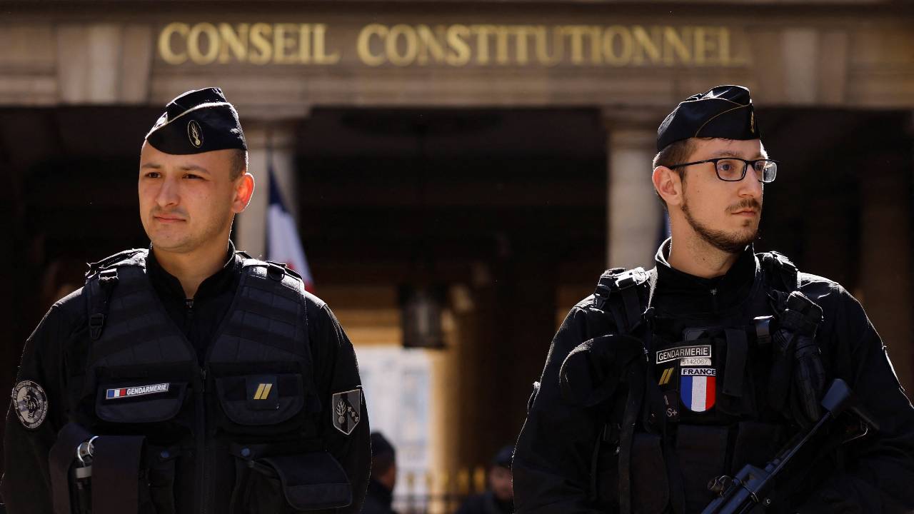 French Gendarmes guard the Constitutional Council shortly before it announced its decision. /Christian Hartmann/Reuters