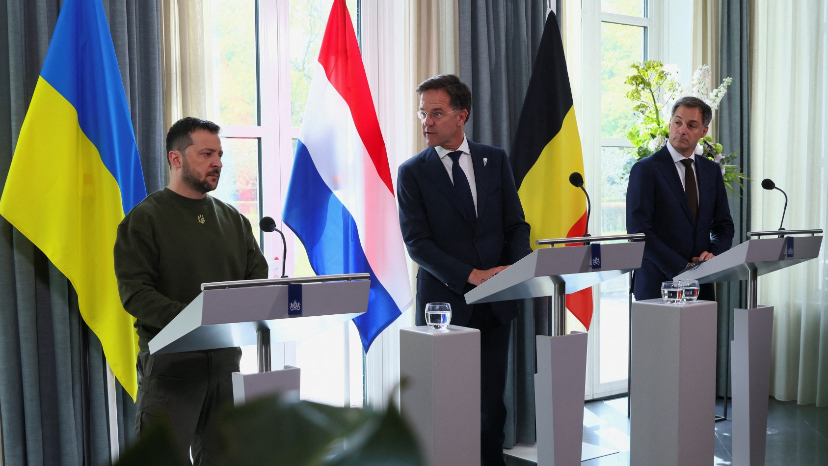 Ukraine's Zelenskyy attends a news conference with Dutch Prime Minister Mark Rutte and Belgian Prime Minister Alexander De Croo./Yves Herman/Reuters