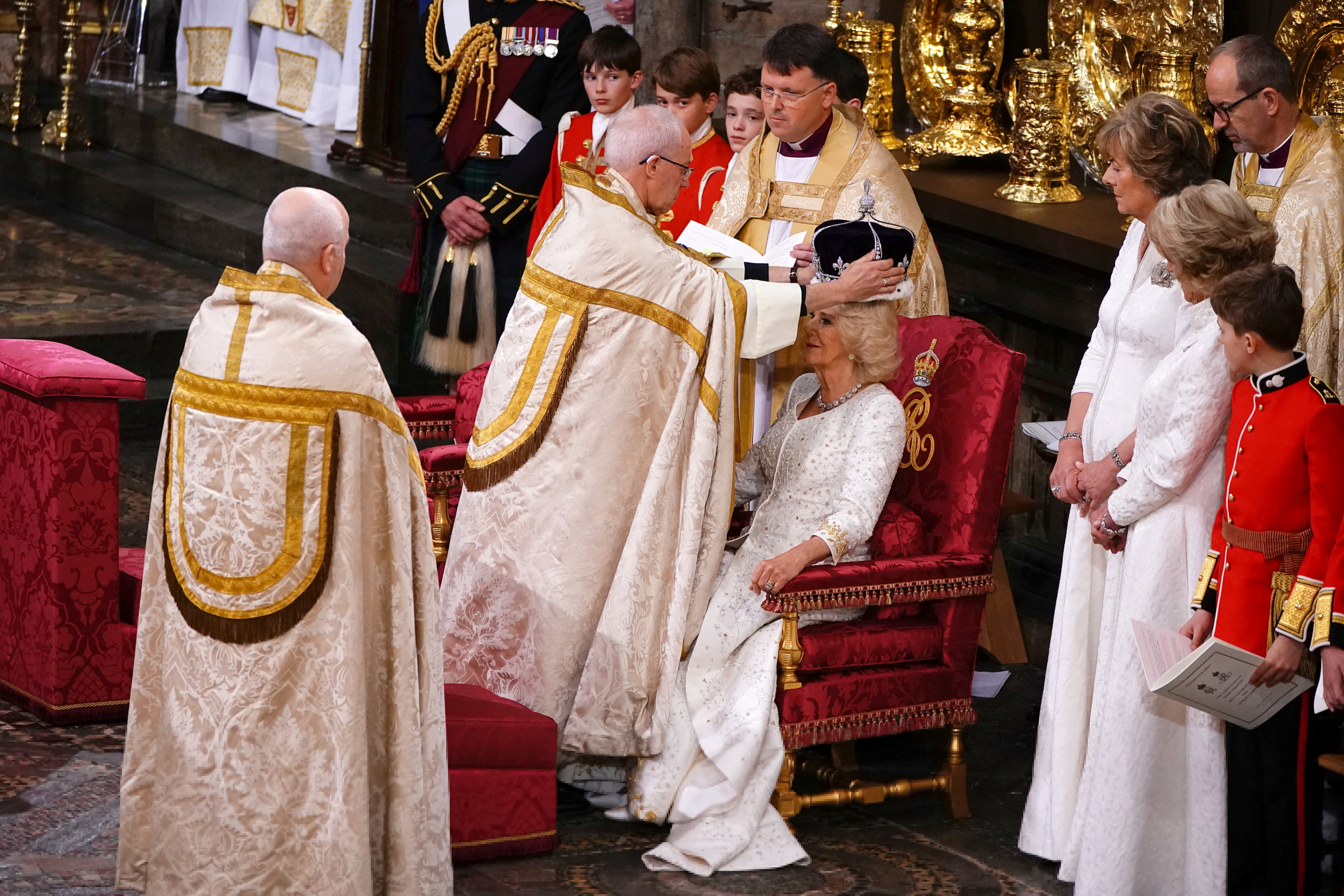 Queen Camilla is given Queen Mary's Crown by The Archbishop of Canterbury. /Yui Mok/Reuters 