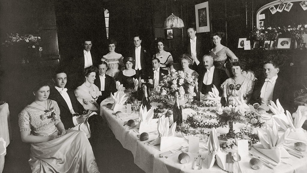A group of people about to dine before a masonic ball, 1909. /Sean Sexton/Hulton Archive/Getty Images