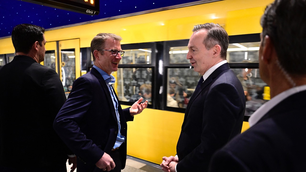 German Minister for Transport and Digital Affairs Volker Wissing (C-R) talks with Rolf Erfurt (C-L), at Museumsinsel U-Bahn subway station in Berlin, as the new flat-rate public transport Deutschland Ticket is being introduced. /John Macdougall/AFP