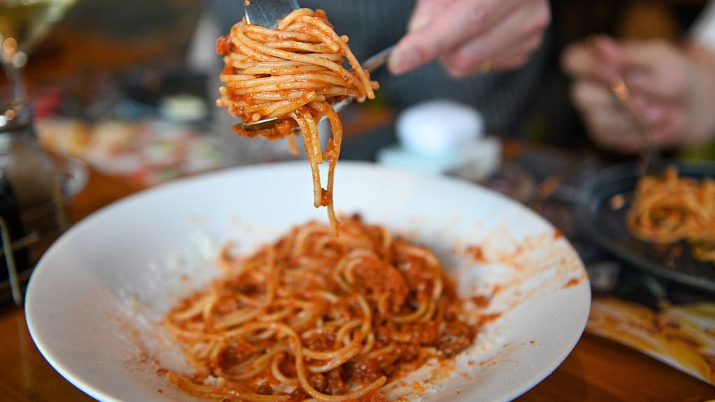 Pasta is an integral part of Italian culinary tradition. /Yu Haiyang/China News Agency.