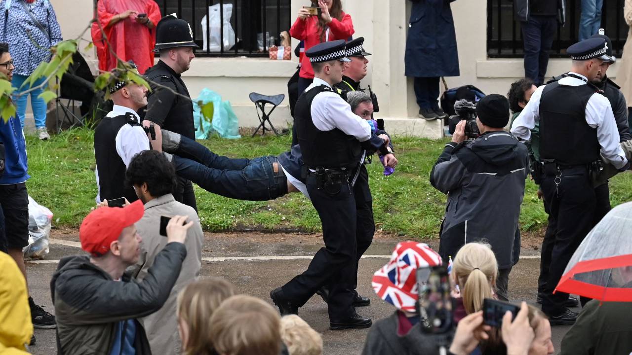 Police officers take away protesters near to the 'King's Procession on Saturday, ahead of the coronation. /Justin Tallis/Pool.