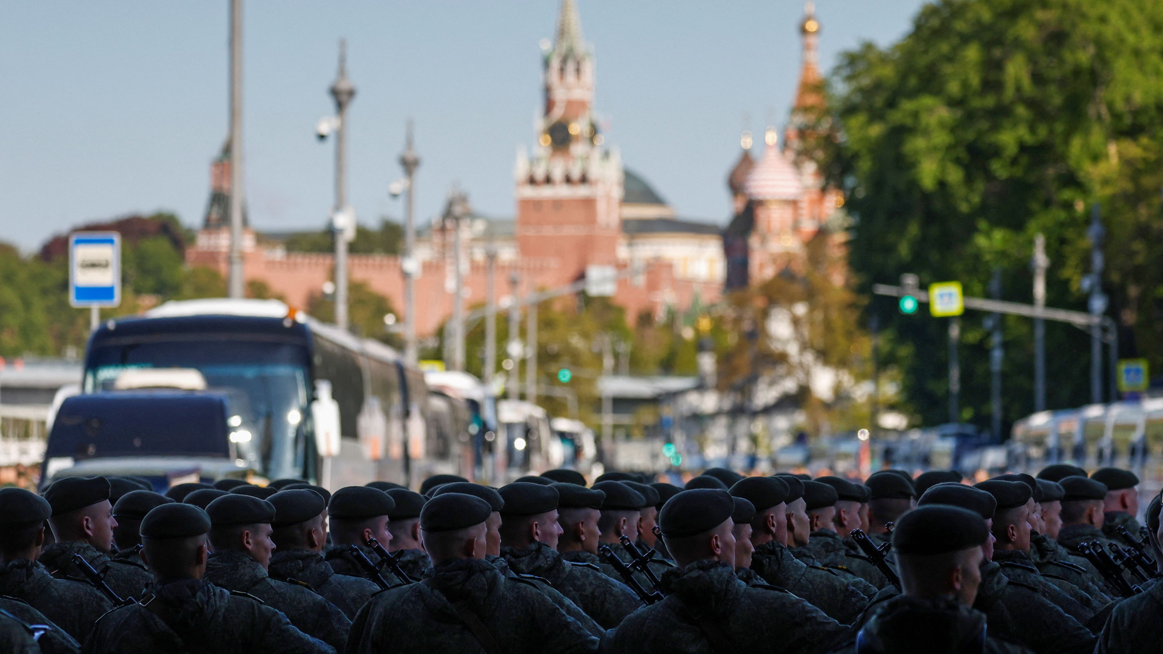 Russian service members march towards the Kremlin./ Maxim Shemetov/Reuters