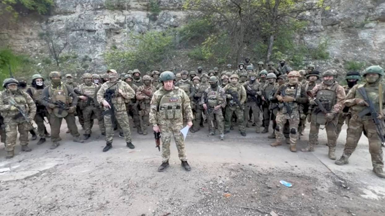 Founder of Wagner private mercenary group Yevgeny Prigozhin stands next to Wagner fighters in the course of Russia-Ukraine conflict. /Press service of 