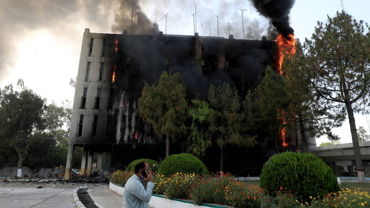 Smoke billows from a Radio Pakistan building after it was set ablaze by Khan supporters in Peshawar. /Fayaz Aziz/Reuters