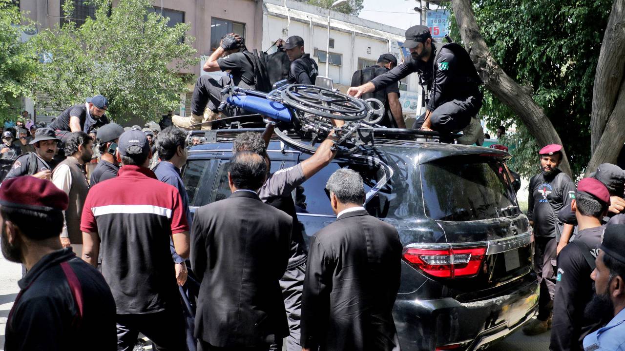 Pakistan security forces guard a vehicle carrying former Khan after his arrest at a court in Islamabad. /Stringer/Reuters